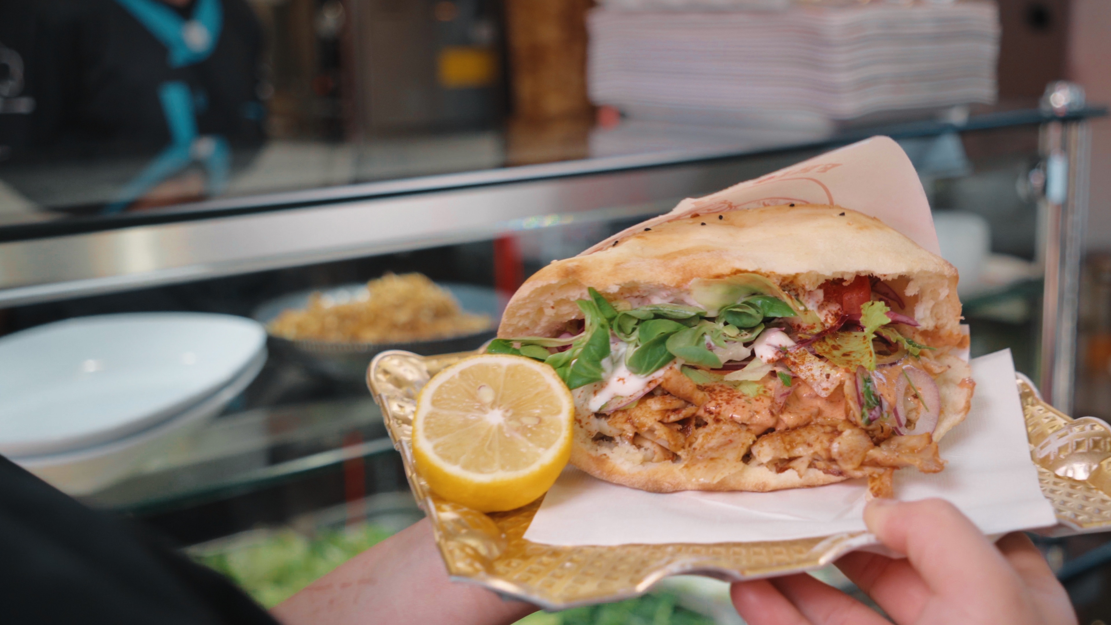Gefülltes Kebabbrot mit Salat und Zitrone bei Oski’s.