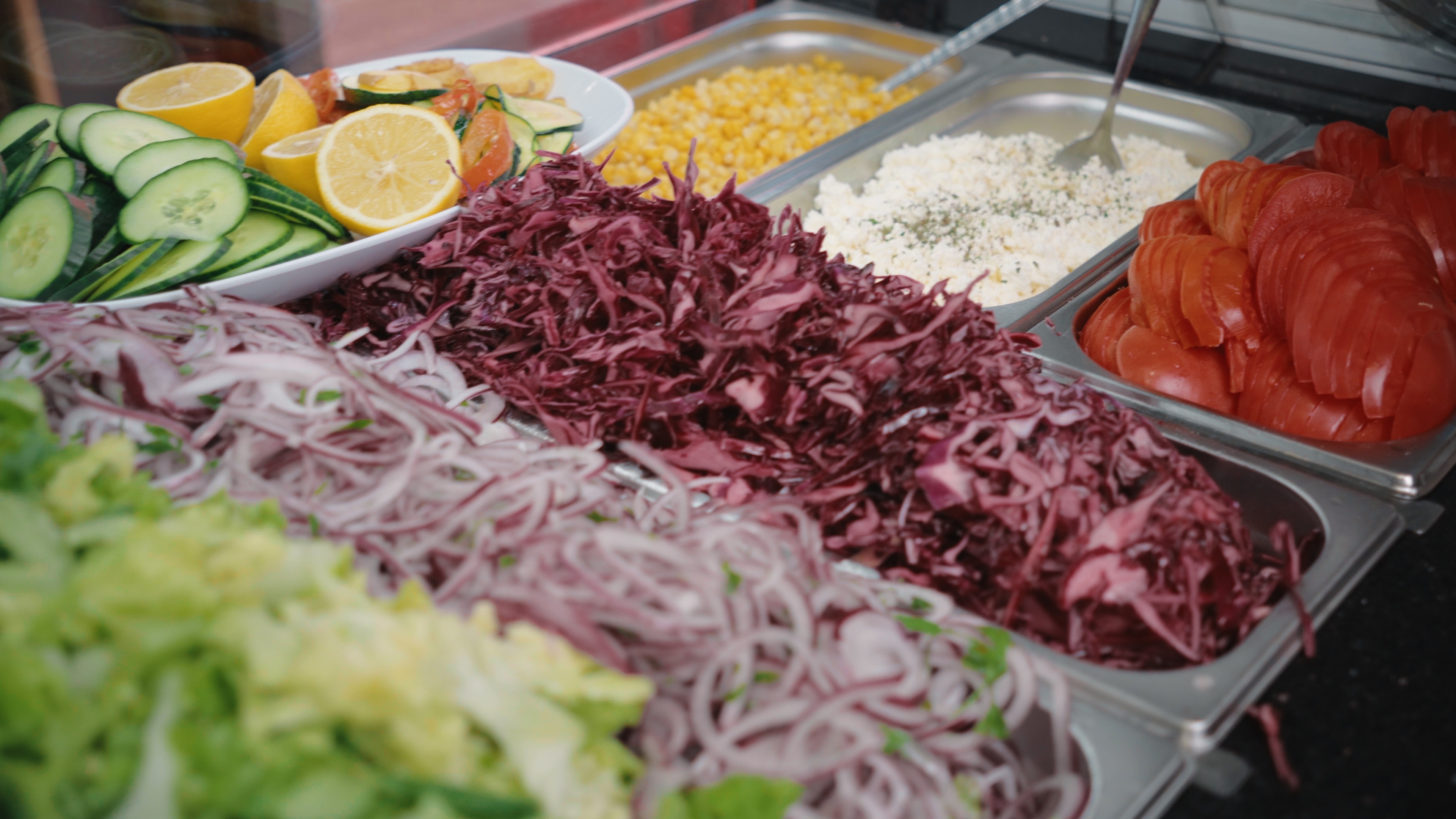 Frische Zutaten mit Gemüse und Salat in der Auslage von Oski’s.